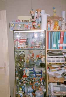 La vitrine Turf, avec des tas de statuettes, de jouets, de peluches.